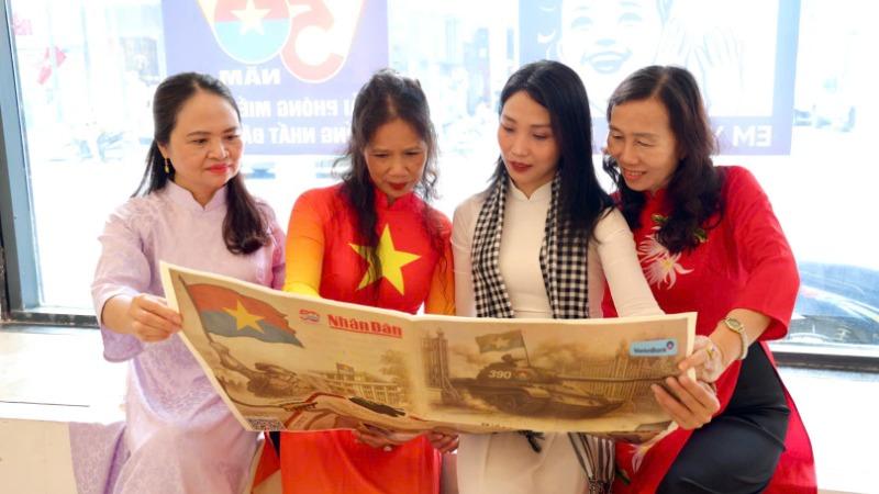 Một nhóm học sinh lớp 7 tự hào trưng bày những bức vẽ tranh bảo vệ môi trường của mình, thể hiện sự đoàn kết và thông điệp tích cực